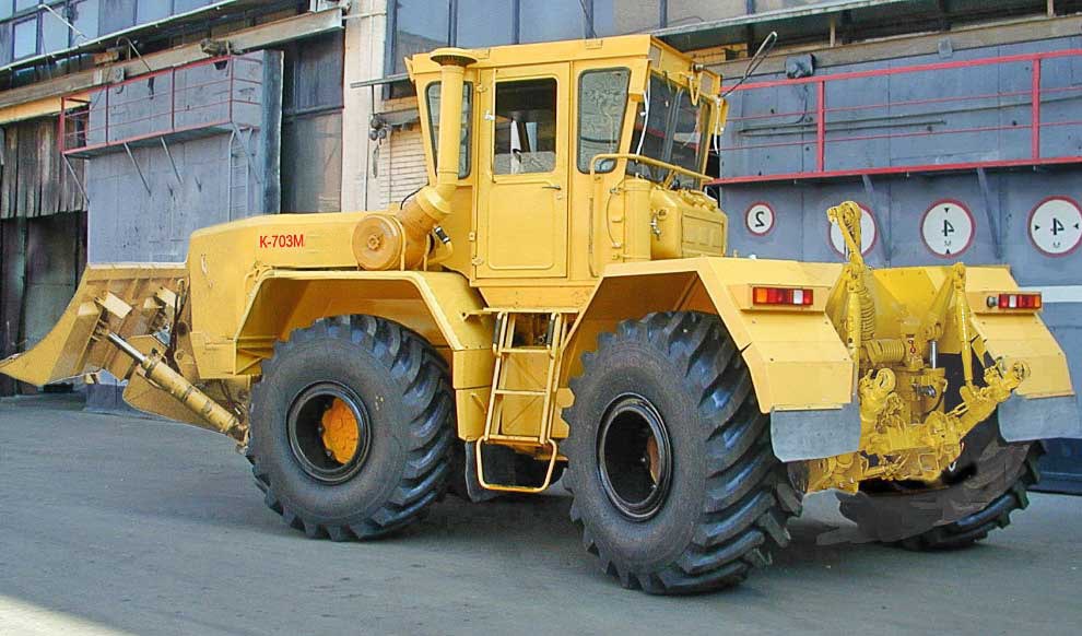 Промышленный трактор К-703М Кировец